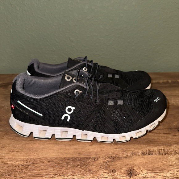 On Cloud Women’s Size 9.5 Black White Athletic Running Shoes Swiss Engineering - Picture 2 of 10